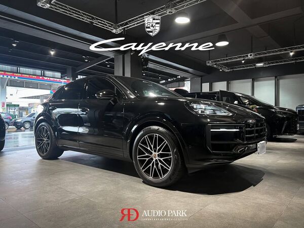 黑色 Porsche Cayenne 停在展示空間內