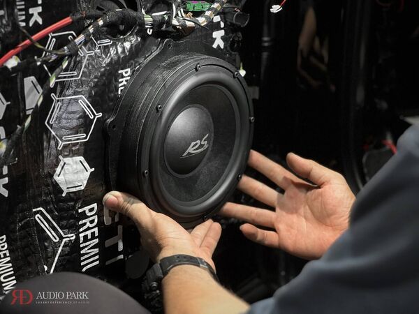 技師將 RS Audio 喇叭裝入已鋪好 CTK Premium 制震墊的車門